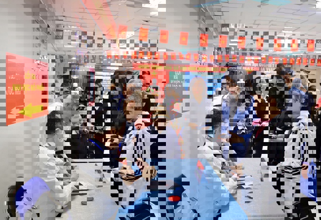 Thứ trưởng Thường trực Lâm Thị Phương Thanh bỏ phiếu bầu cử tại Khu vực số 16, phường Yên Hòa, Hà Nội - Ảnh 5.