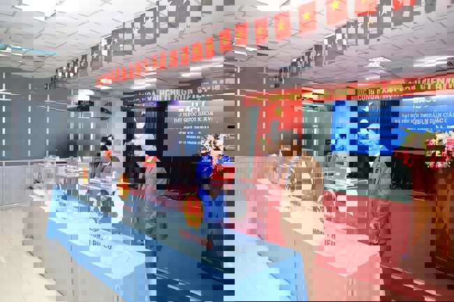 Thứ trưởng Thường trực Lâm Thị Phương Thanh bỏ phiếu bầu cử tại Khu vực số 16, phường Yên Hòa, Hà Nội - Ảnh 11.