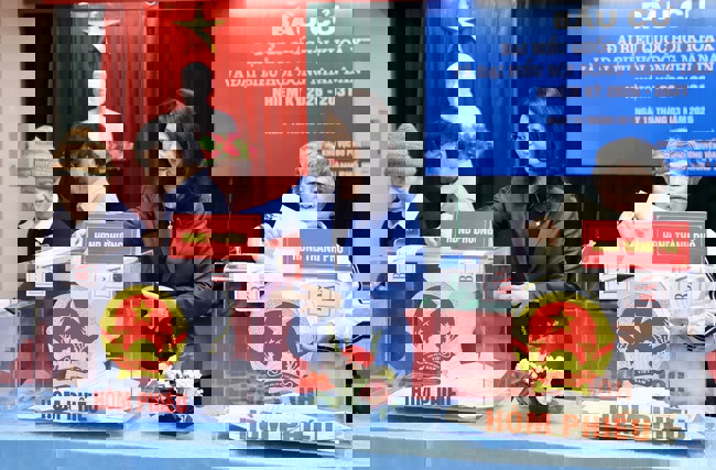 Thứ trưởng Thường trực Lâm Thị Phương Thanh bỏ phiếu bầu cử tại Khu vực số 16, phường Yên Hòa, Hà Nội - Ảnh 18.