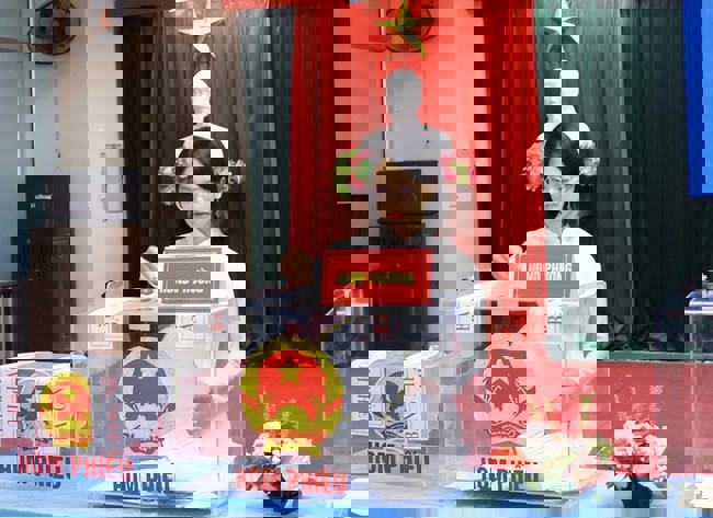 Thứ trưởng Thường trực Lâm Thị Phương Thanh bỏ phiếu bầu cử tại Khu vực số 16, phường Yên Hòa, Hà Nội - Ảnh 19.