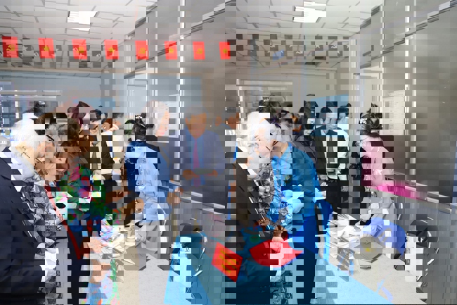 Thứ trưởng Thường trực Lâm Thị Phương Thanh bỏ phiếu bầu cử tại Khu vực số 16, phường Yên Hòa, Hà Nội - Ảnh 13.