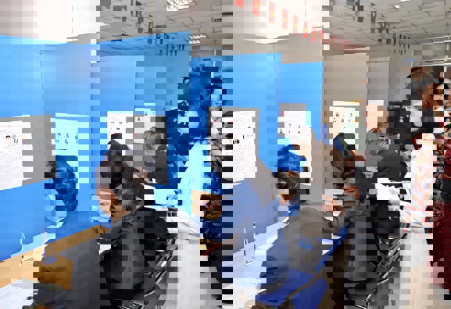 Thứ trưởng Thường trực Lâm Thị Phương Thanh bỏ phiếu bầu cử tại Khu vực số 16, phường Yên Hòa, Hà Nội - Ảnh 14.