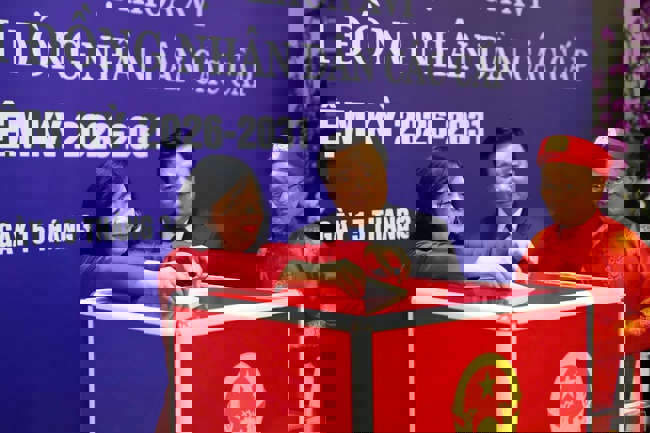 Bộ trưởng Nguyễn Văn Hùng bỏ phiếu bầu cử tại Khu vực số 7, phường Xuân Đỉnh, Hà Nội - Ảnh 3.