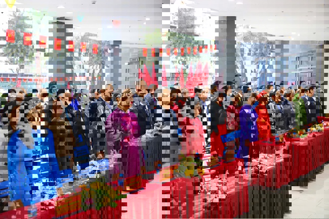 Bộ trưởng Nguyễn Văn Hùng bỏ phiếu bầu cử tại Khu vực số 7, phường Xuân Đỉnh, Hà Nội - Ảnh 1.