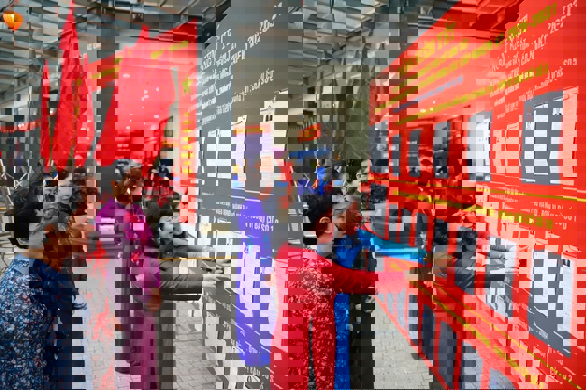 Bộ trưởng Nguyễn Văn Hùng bỏ phiếu bầu cử tại Khu vực số 7, phường Xuân Đỉnh, Hà Nội - Ảnh 6.