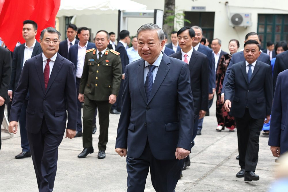 Chùm ảnh: Các đồng chí lãnh đạo Đảng, Nhà nước thực hiện quyền cử tri- Ảnh 1.