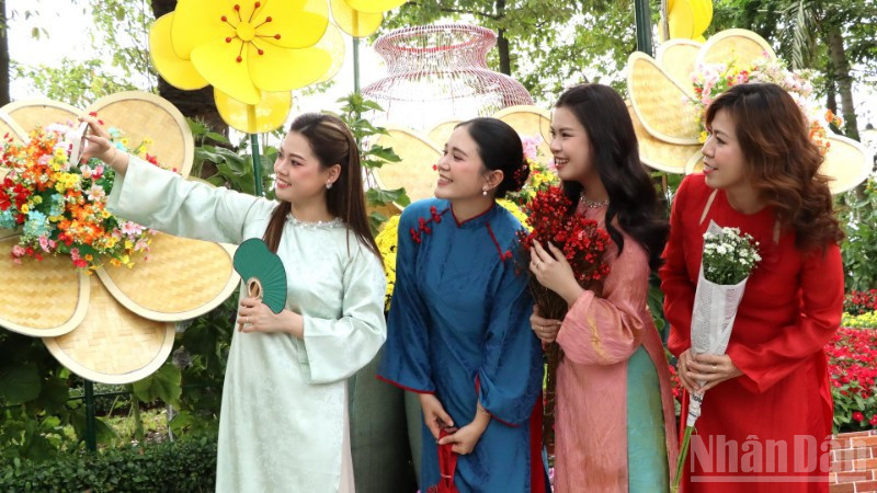 Người dân trải nghiệm đường hoa Tết Nguyên đán Bính Ngọ 2026 tại công viên Nguyễn Văn Trị.