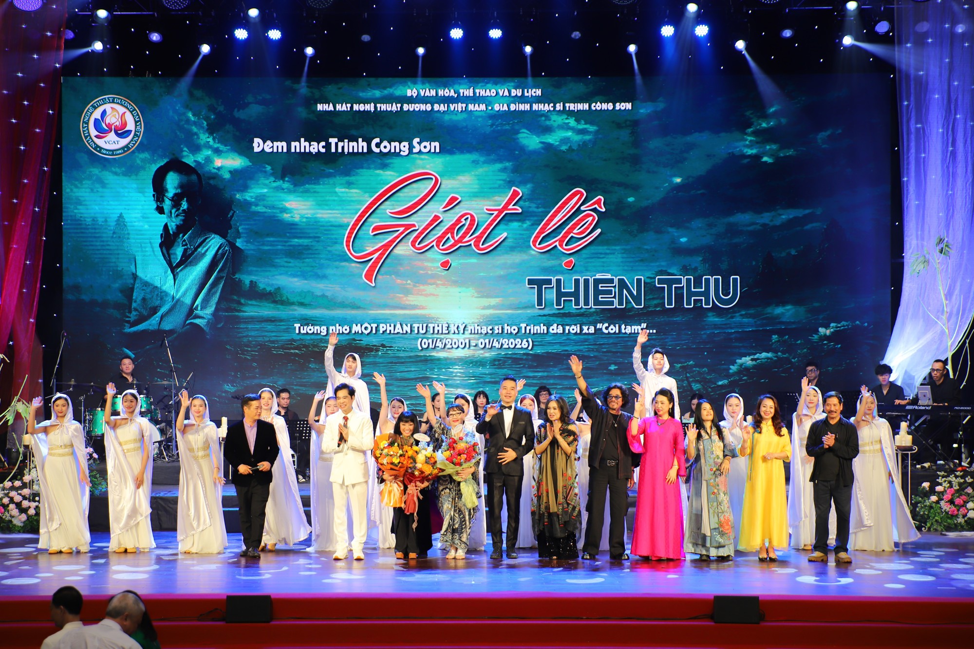 [Ảnh] "Giọt lệ Thiên Thu": Đêm nhạc đặc biệt tưởng nhớ 25 năm ngày mất của nhạc sĩ Trịnh Công Sơn