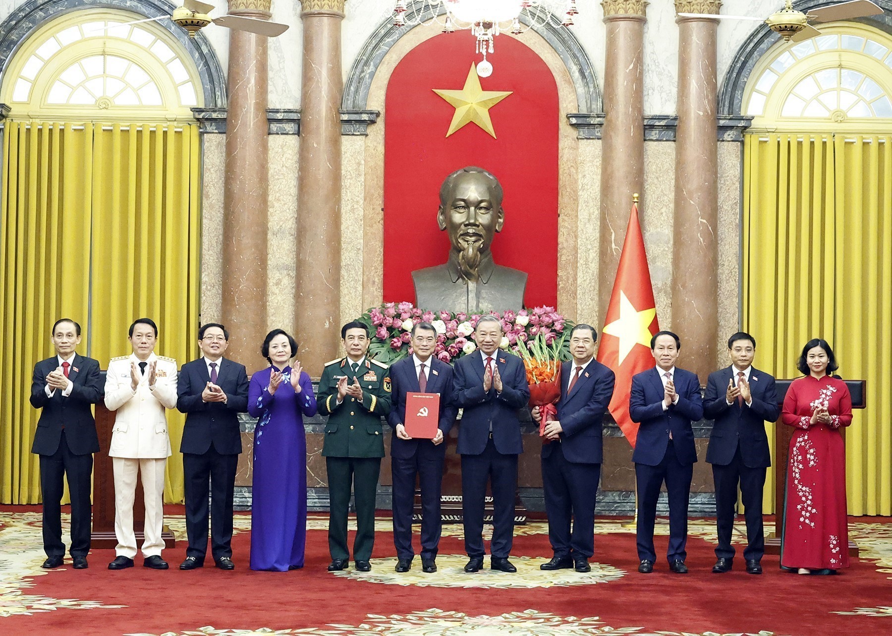 Tổng Bí thư, Chủ tịch nước chủ trì hội nghị công bố các quyết định đối với Chính phủ - Ảnh 2.
