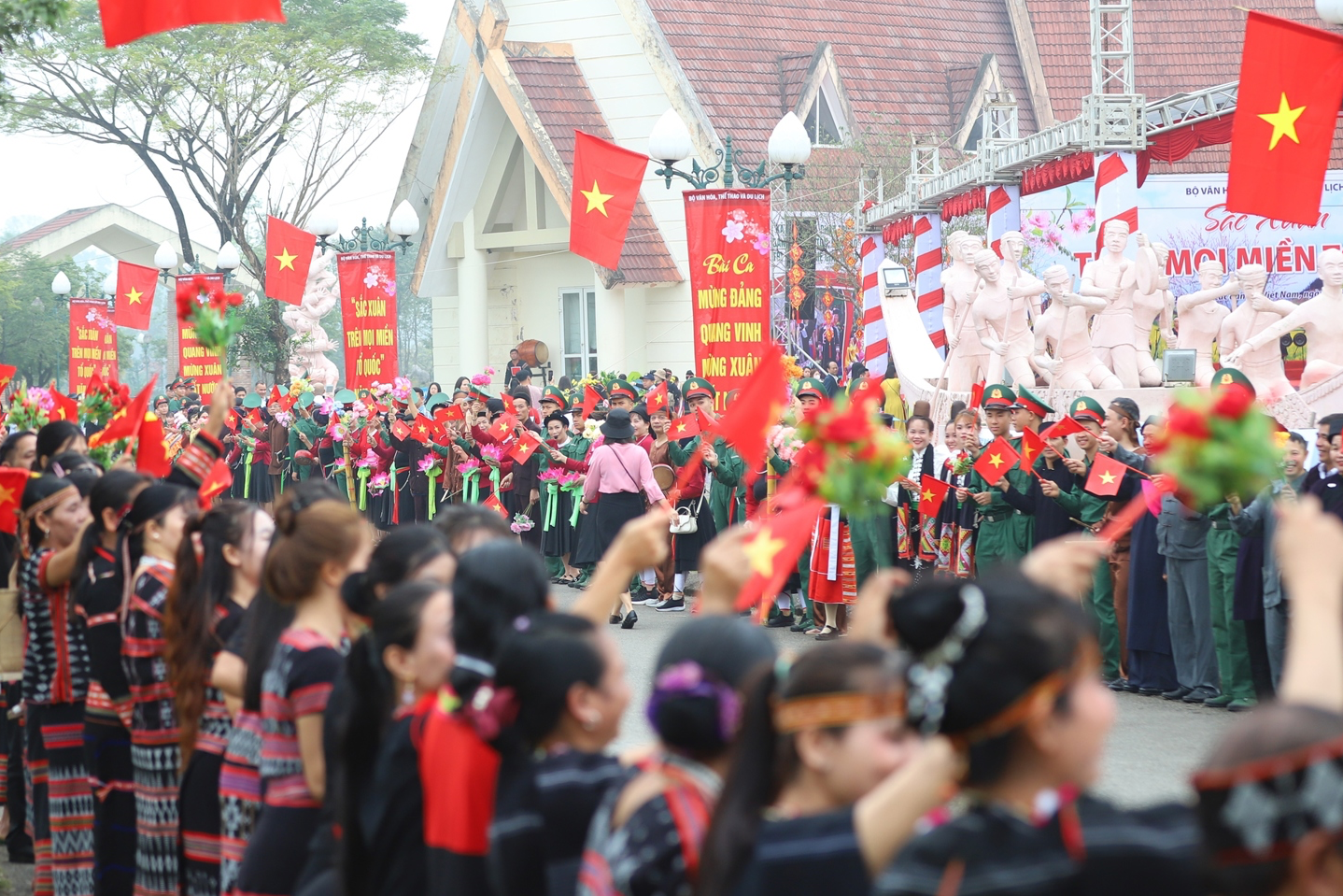 Hoàn thiện cơ chế, chính sách đặc thù ưu tiên đầu tư cho công tác bảo tồn và phát huy giá trị văn hóa truyền thống của các dân tộc thiểu số