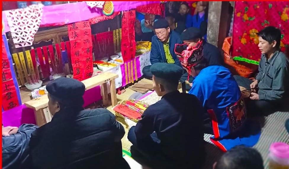 Thầy mo làm lễ, chọn ngày giờ để hoàn tất thủ tục đưa ma trong đám ma của người dân tộc Nùng