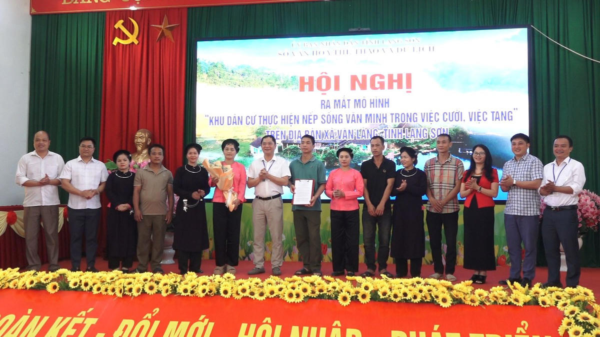 Người dân xã Văn Lãng ký cam kết thực hiện mô hình “Khu dân cư thực hiện nếp sống văn minh trong việc cưới, việc tang” (ảnh: vanlang.langson.gov.vn)