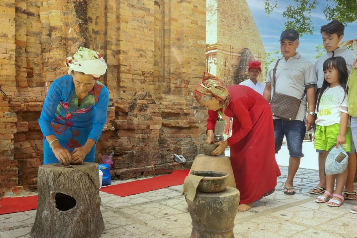 Khánh Hòa triển khai nhiều giải pháp bảo vệ và phát huy nghệ thuật làm gốm của người Chăm