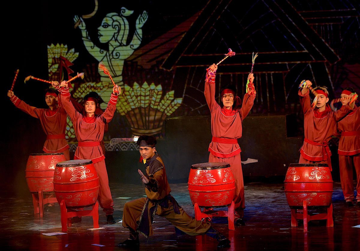 Thông qua nghệ thuật biểu diễn, hình ảnh làng nghề Đọi Tam (Ninh Bình) hiện lên gần gũi, giúp khán giả hiểu thêm về giá trị của một nghề truyền thống lâu đời.