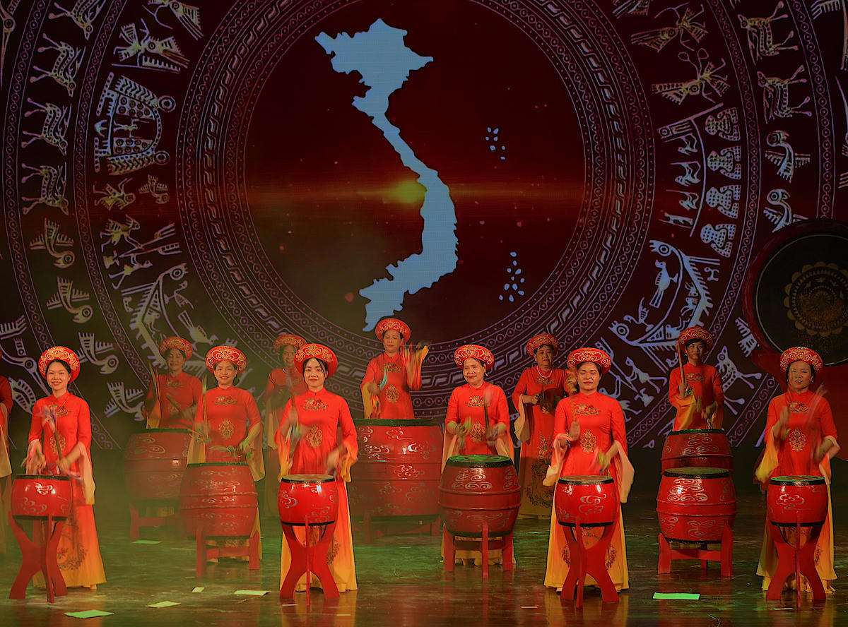 Chương trình không chỉ tôn vinh nghề làm trống truyền thống mà còn gửi gắm thông điệp về trách nhiệm gìn giữ và phát huy di sản văn hóa dân tộc.