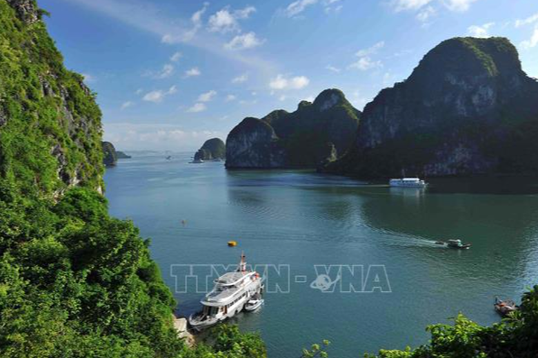 Quảng Ninh: Cán mốc trên 10 triệu lượt khách du lịch