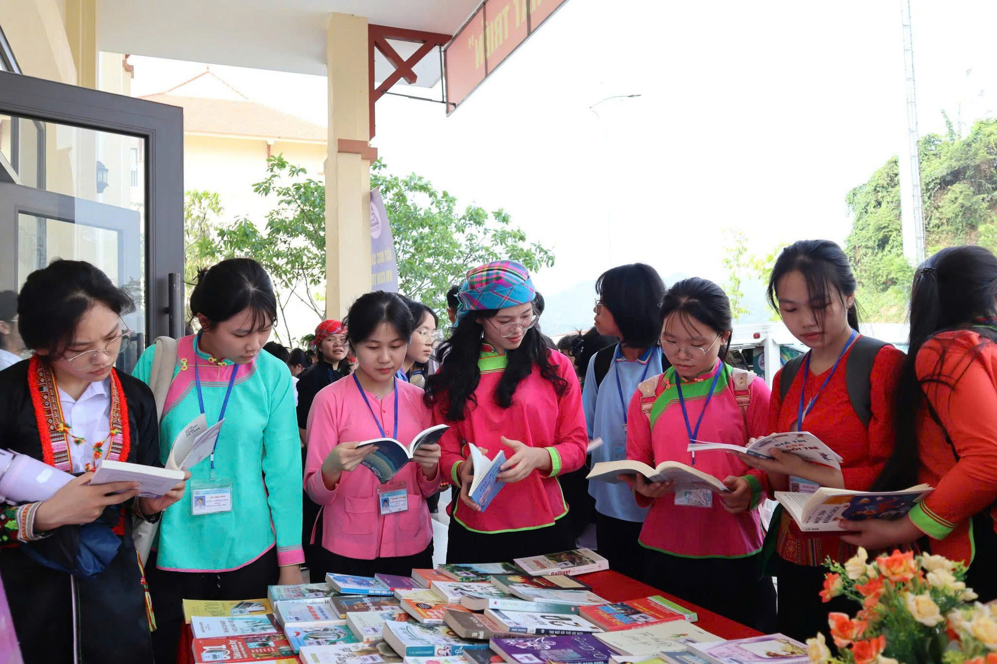 Lào Cai: Tạo điều kiện để người dân miền núi khai thác thông tin qua mô ...