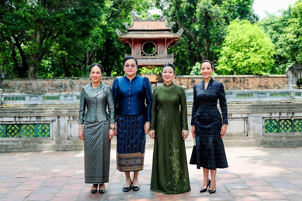 Phu nhân Thủ tướng Lê Minh Hưng cùng phu nhân Thủ tướng 3 nước trải nghiệm các hoạt động văn hóa tại Văn Miếu - Quốc Tử Giám - ảnh 9