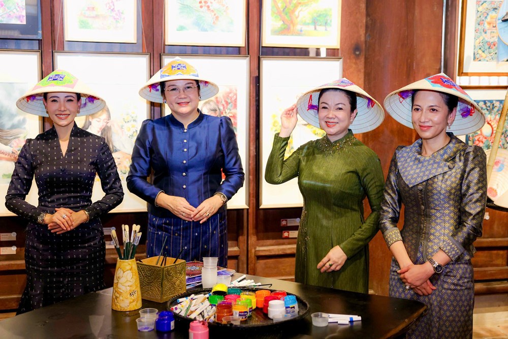 Phu nhân Thủ tướng Lê Minh Hưng cùng phu nhân Thủ tướng 3 nước trải nghiệm các hoạt động văn hóa tại Văn Miếu - Quốc Tử Giám - ảnh 4