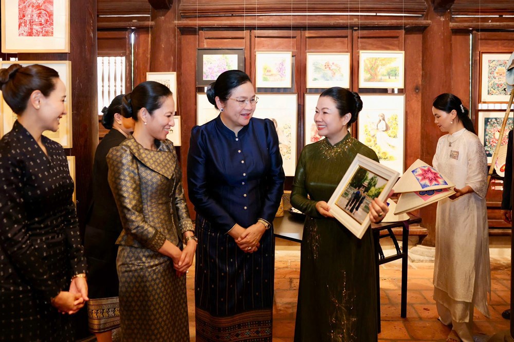 Phu nhân Thủ tướng Lê Minh Hưng cùng phu nhân Thủ tướng 3 nước trải nghiệm các hoạt động văn hóa tại Văn Miếu - Quốc Tử Giám - ảnh 7
