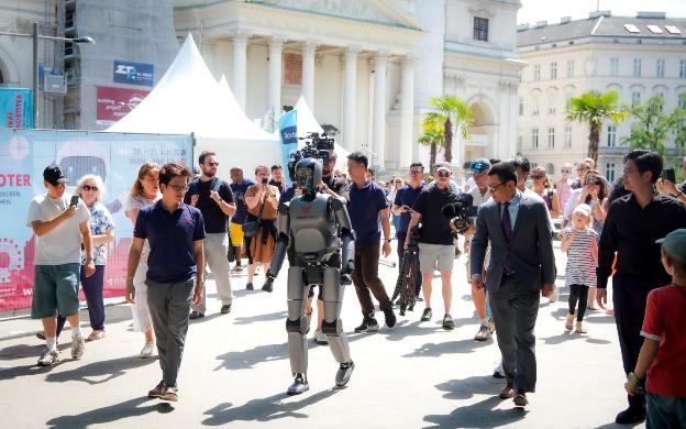 Image 4 from pr-nguoi-may-make-in-vietnam-cua-vinrobotics-toa-sang-tai-hai-san-khau-cong-nghe-hang-dau-the-gioi