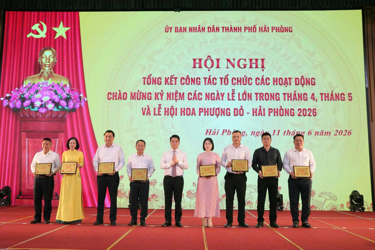 Bí thư Thành ủy Hải Phòng Lê Ngọc Châu trao tặng Giấy chứng nhận cho các đơn vị đóng góp, tài trợ các nguồn lực góp phần tổ chức thành công các hoạt động chào mừng kỷ niệm các ngày lễ lớn trong tháng 4, tháng 5 và Lễ hội Hoa Phượng Đỏ năm 2026.