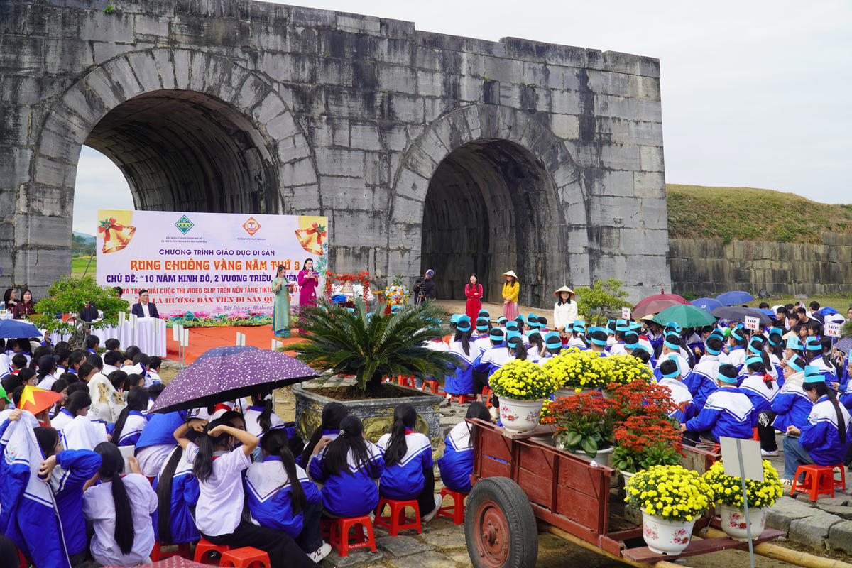 Học sinh tham gia cuộc thi Rung chuông vàng tháng 2/2026 với chủ đề: “Thành nhà Hồ - 10 năm kinh đô, 2 vương triều, 1 điểm đến”. Ảnh: Đình Minh.