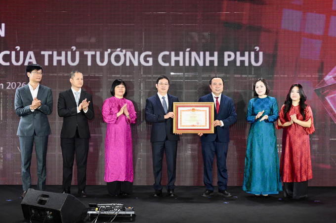 Lãnh đạo Bộ Khoa học và Công nghệ trao bằng khen của Thủ tướng cho báo VnExpress tại sự kiện. Ảnh: Giang Huy