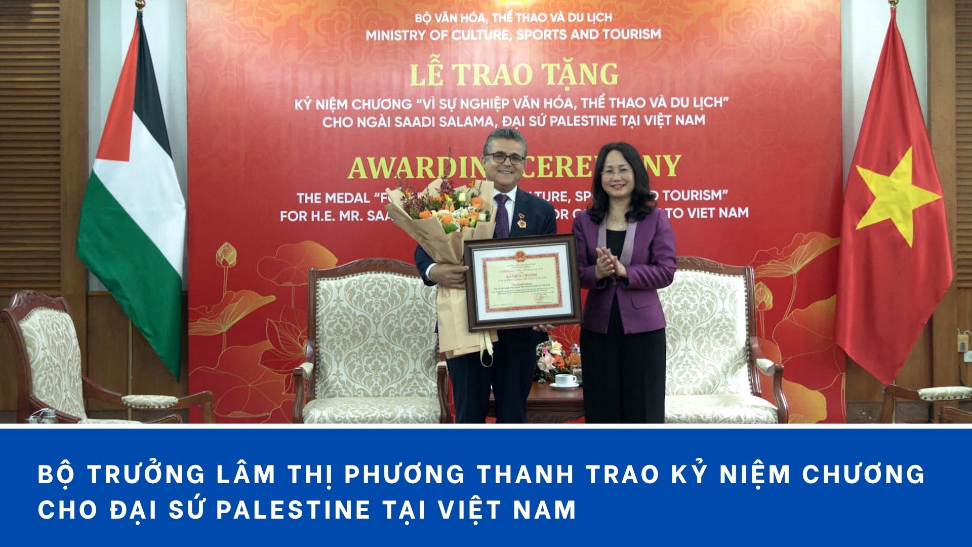 Bộ trưởng Lâm Thị Phương Thanh trao Kỷ niệm chương cho Đại sứ Palestine tại Việt Nam