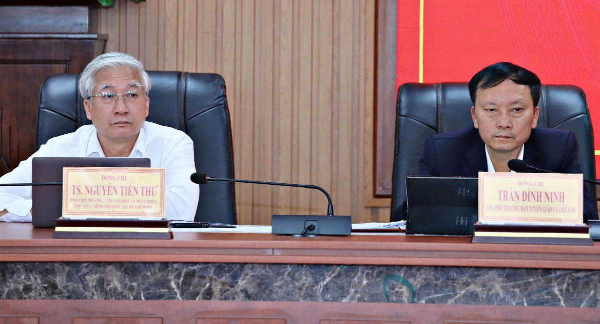 TS Nguyễn Tiến Thư, Phó Viện trưởng Viện Văn hóa và Phát triển và ông Trần Đình Ninh, Tỉnh ủy viên, Phó Trưởng Ban Tuyên giáo và Dân vận Tỉnh ủy Lâm Đồng đồng chủ trì tọa đàm.