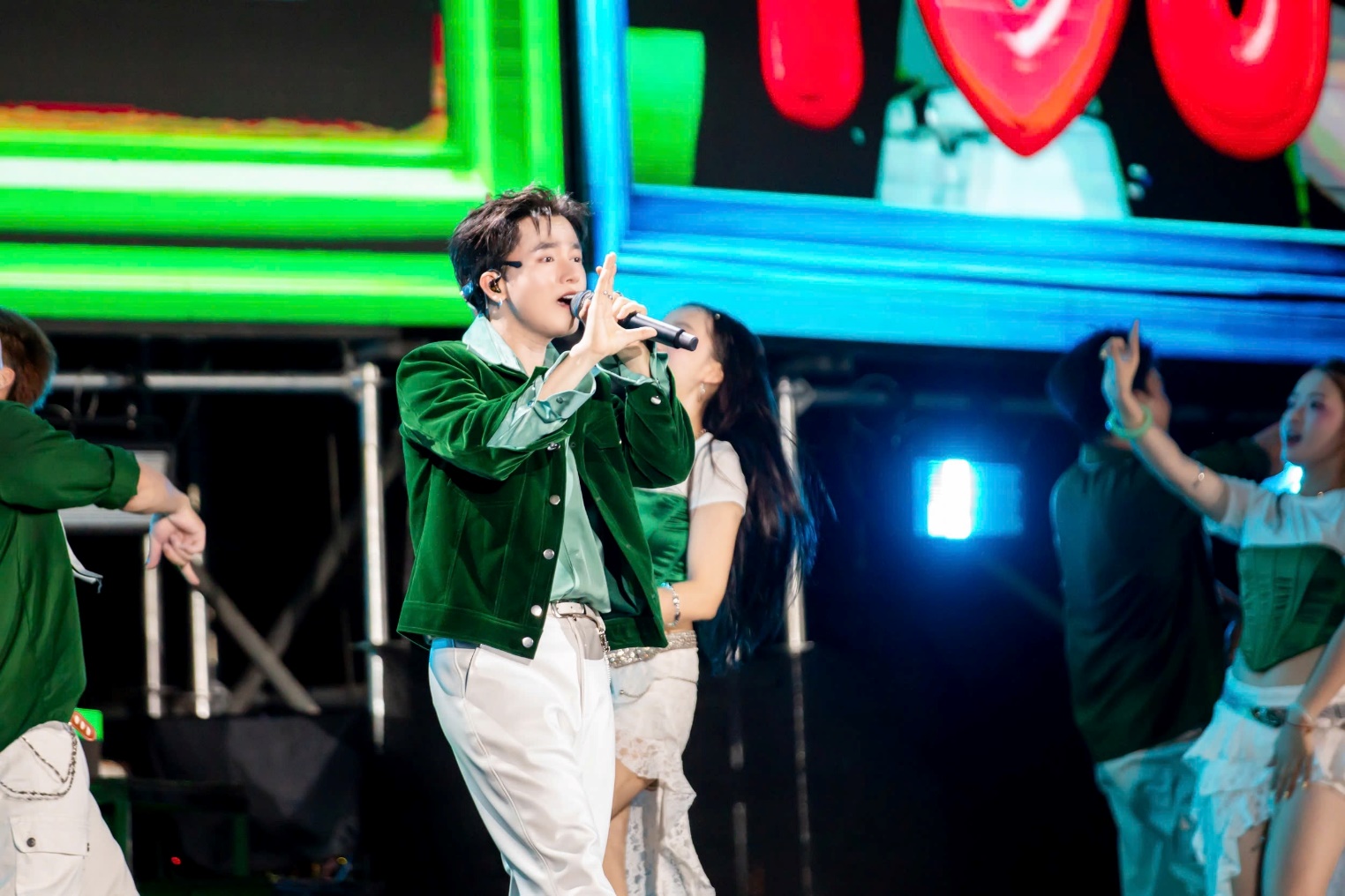 Image 7 from bai-5-live-the-vibe-move-together