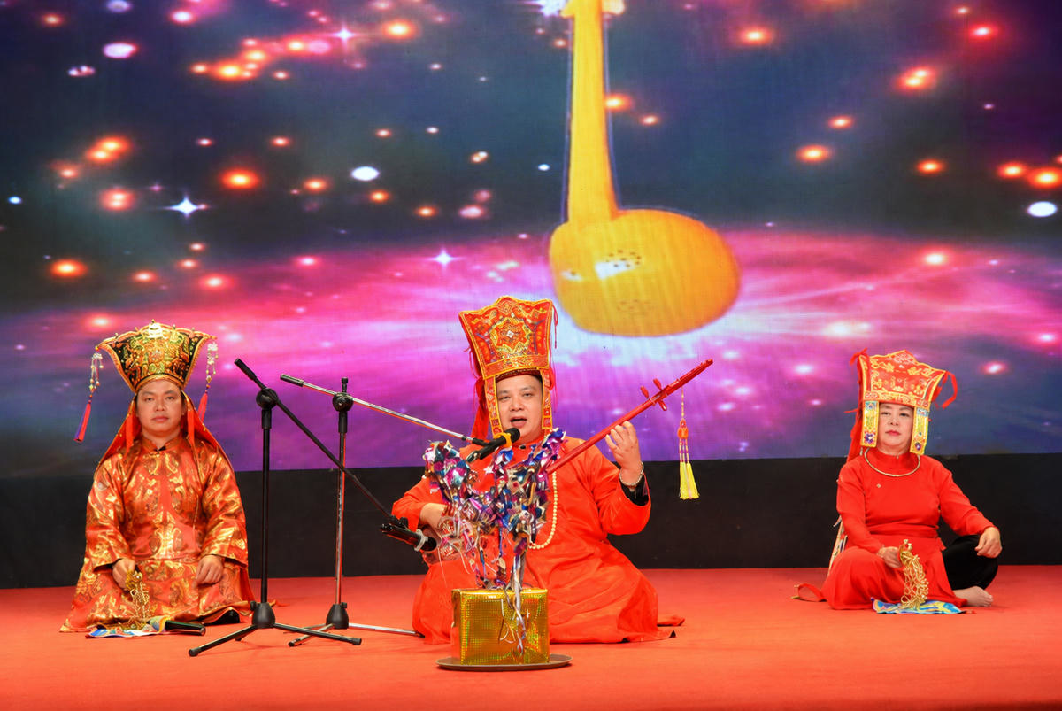 Nghệ nhân ưu tú Nguyễn Văn Thọ (ngồi giữa) cùng các nghệ sĩ trình diễn trích đoạn then cổ