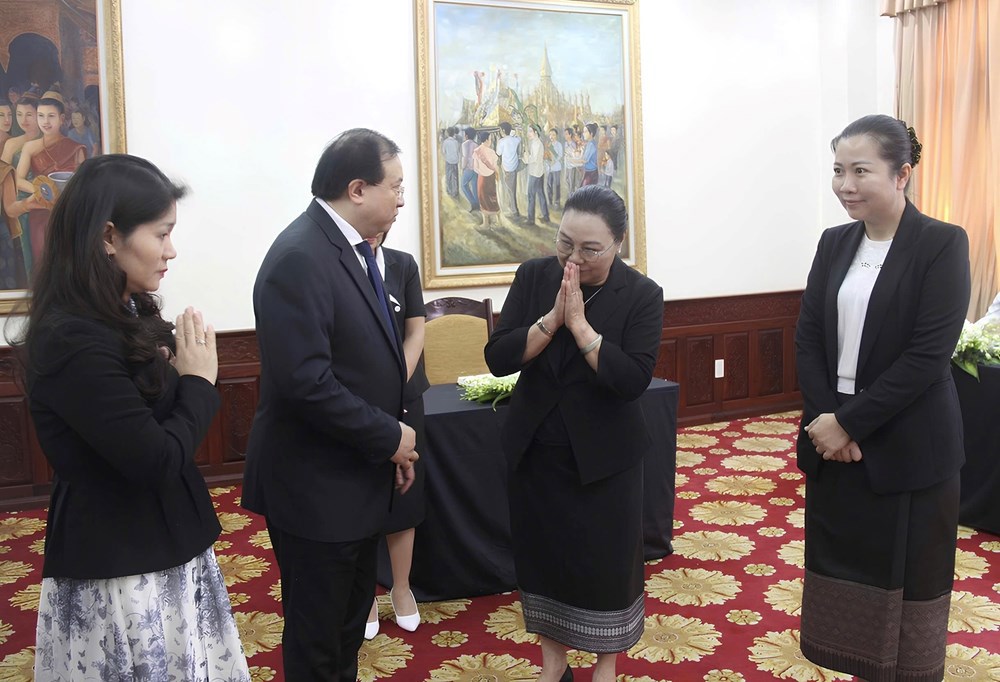 Lãnh đạo Bộ VHTTDL viếng, ghi sổ tang tưởng niệm Chủ tịch Quốc hội Lào Xaysomphone Phomvihane - ảnh 3