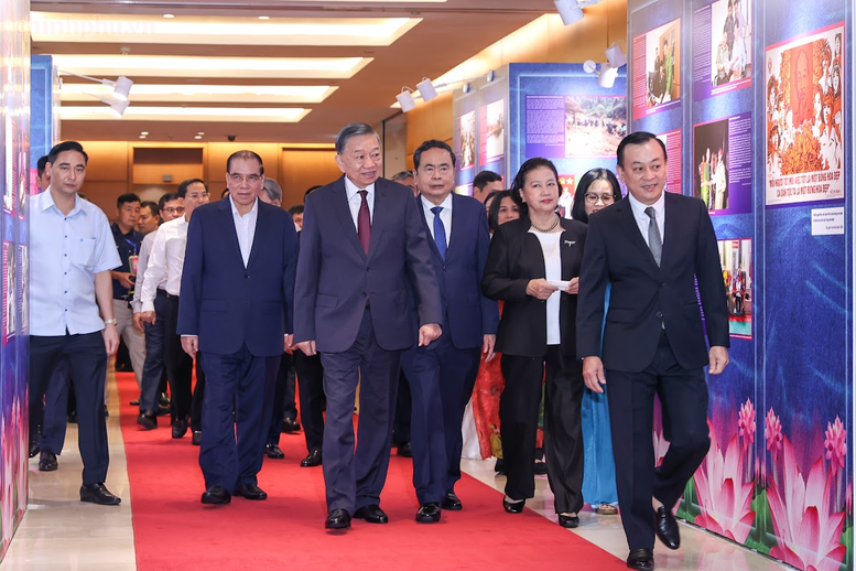 Tổng Bí thư, Chủ tịch nước Tô Lâm tham quan triển lãm “Những tấm gương bình dị mà cao quý”- Ảnh 1.