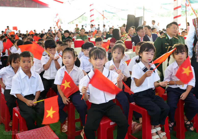 Phó Thủ tướng Hồ Quốc Dũng dự khánh thành trường nội trú liên cấp tại xã Ia Púch, Gia Lai- Ảnh 3.