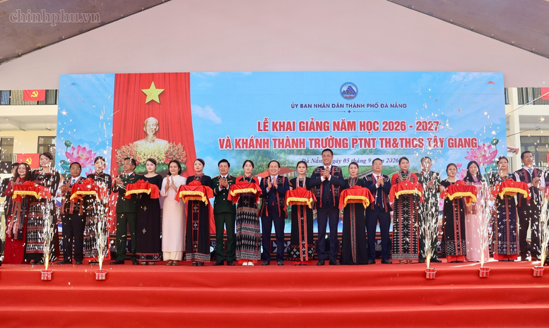 Phó Thủ tướng Lê Tiến Châu dự Lễ khánh thành Trường Phổ thông Dân tộc nội trú TH&THCS Tây Giang- Ảnh 5.