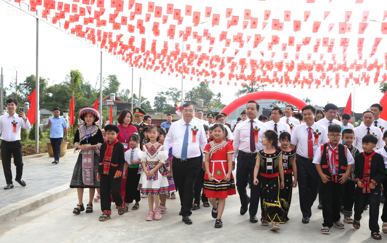 Phó Thủ tướng Thường trực Phạm Gia Túc dự Lễ khai giảng năm học mới tại Điện Biên- Ảnh 1.