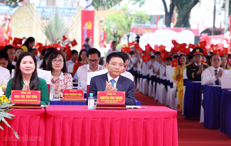 Phó Thủ tướng Nguyễn Văn Thắng chung vui ngày khai giảng với học sinh Đồng Nai- Ảnh 1.