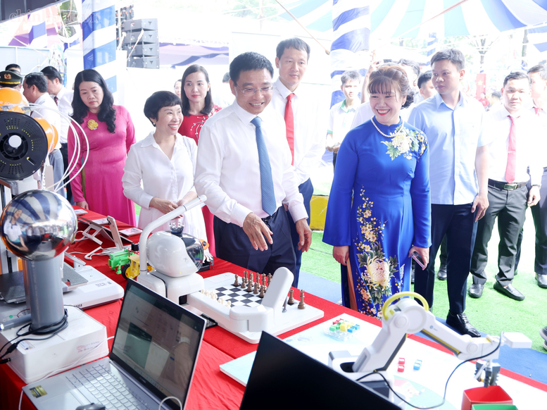 Phó Thủ tướng Nguyễn Văn Thắng chung vui ngày khai giảng với học sinh Đồng Nai- Ảnh 9.
