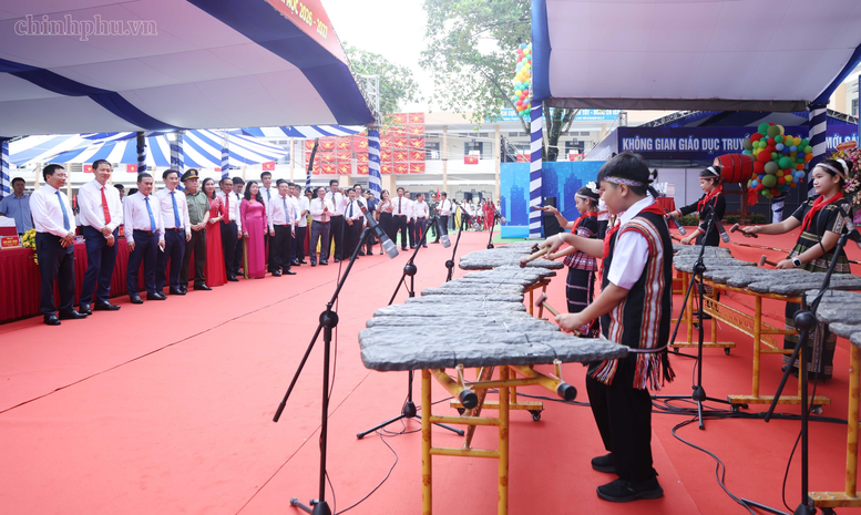 Phó Thủ tướng Nguyễn Văn Thắng chung vui ngày khai giảng với học sinh Đồng Nai- Ảnh 6.
