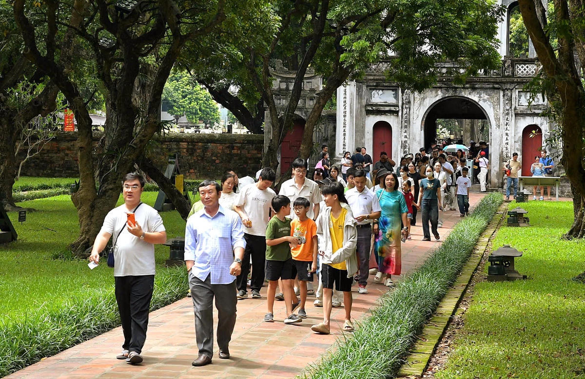 Du khách tham quan Văn Miếu – Quốc Tử Giám dịp nghỉ lễ 2/9. Ảnh: P. Sỹ.