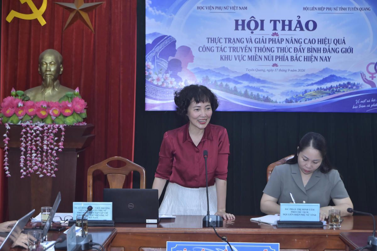 Tiến sĩ Lê Hồng Việt, Viện trưởng Viện Nghiên cứu Phụ nữ, Phó Tổng biên tập Tạp chí Khoa học - Học viện Phụ nữ Việt Nam phát biểu tại Hội thảo.