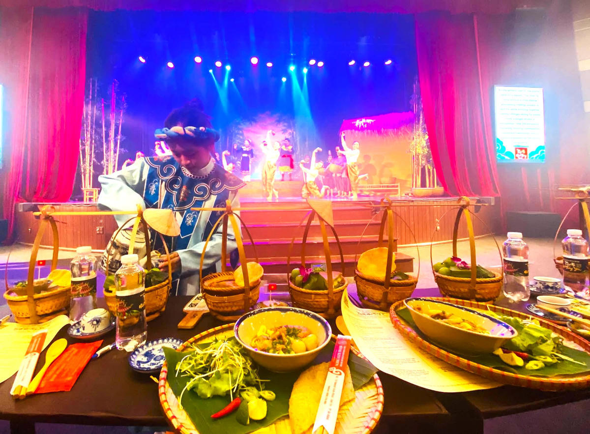 Dạ yến tiệc đưa khán giả trở thành một phần của show diễn cùng tương tác với các nghệ sĩ. Ảnh: Nguyễn Tú.