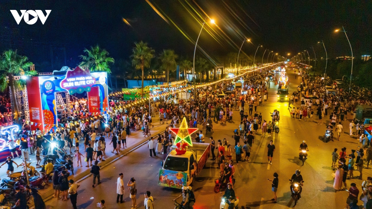 kich cau du lich quang ninh chuyen tu giam gia sang tang trai nghiem hinh anh 1