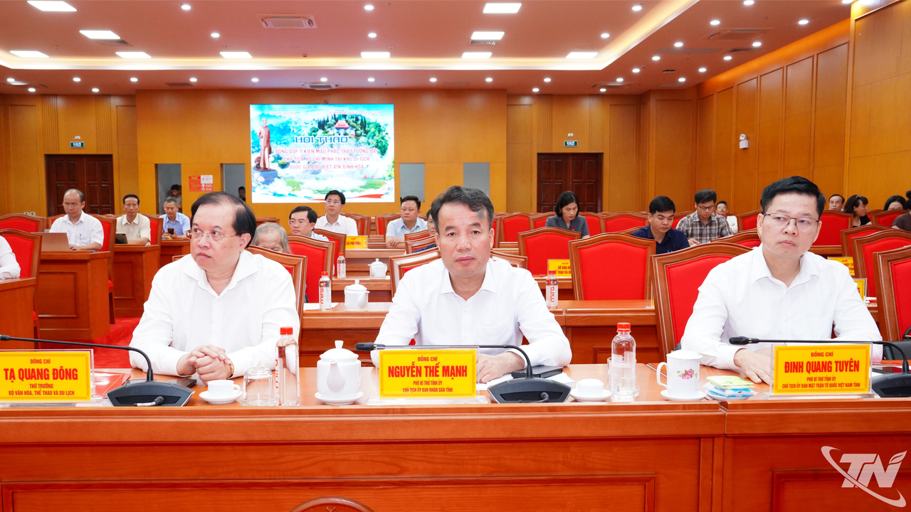 Thứ trưởng Bộ Văn hóa, Thể thao và Du lịch Tạ Quang Đông và các đồng chí lãnh đạo tỉnh Thái Nguyên dự Hội thảo.