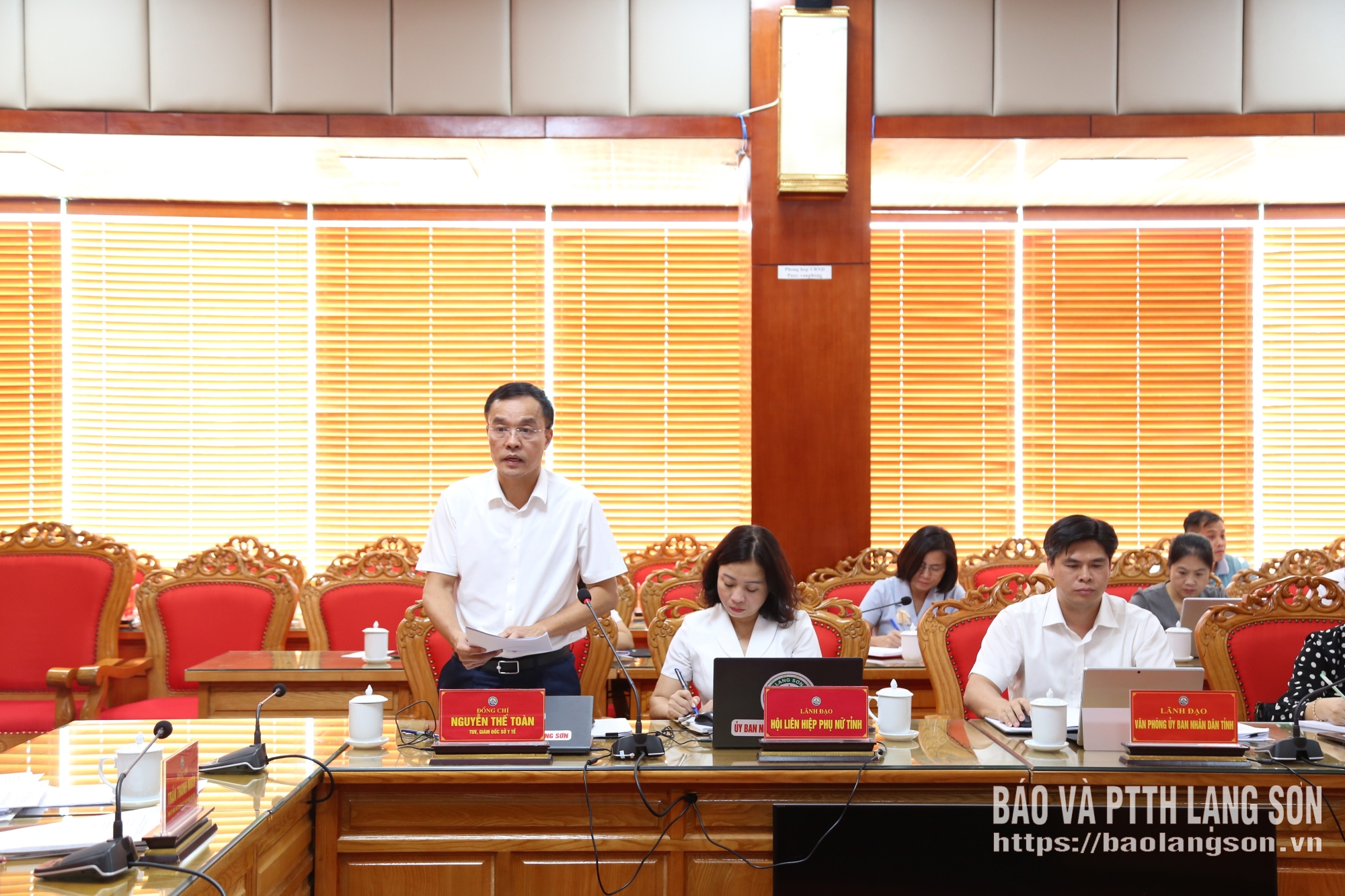Lãnh đạo Sở Y tế báo cáo tại buổi làm việc