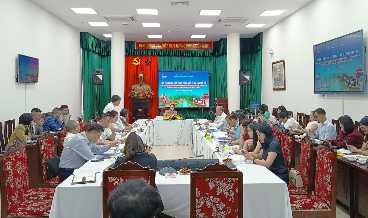 Toàn cảnh Hội thảo khoa học tham vấn ý kiến đối với Dự thảo Đề án “Phát triển du lịch Đồng bằng sông Hồng, trọng tâm là du lịch văn hóa gắn với di sản và hướng tới phát triển kinh tế - xã hội”.