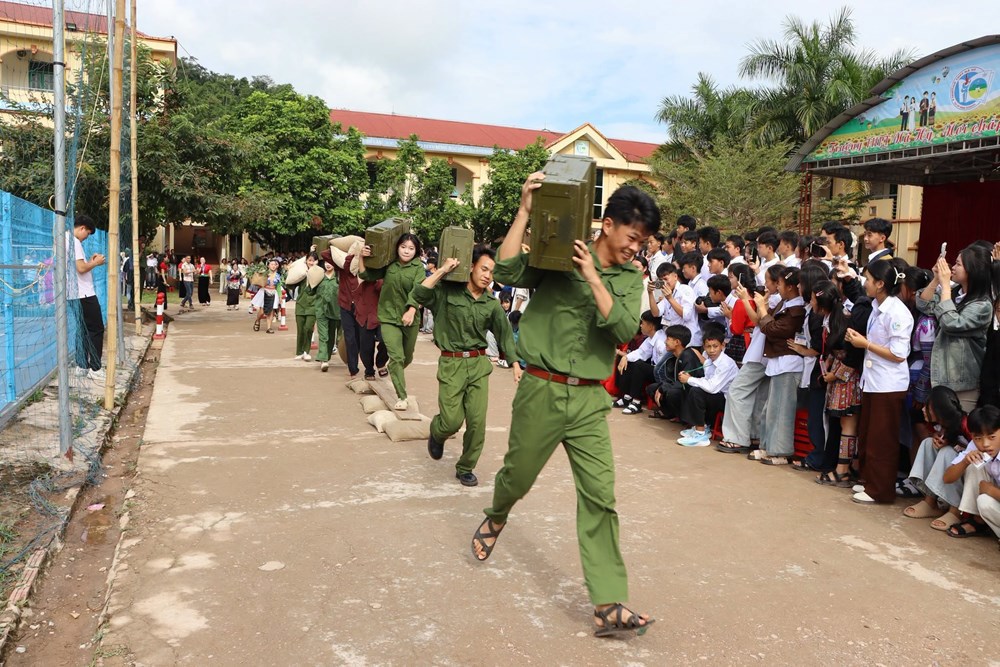 Đưa lịch sử Chiến thắng Điện Biên Phủ đến với học sinh Nà Hỳ - ảnh 6