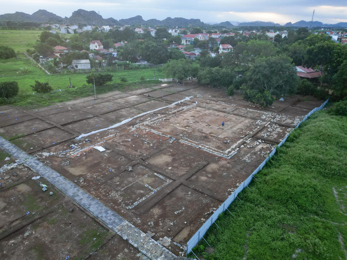 Kết quả khai quật bước đầu xác định, tại cấp nền 4, các nhà khảo cổ phát hiện 25 dấu tích di tích, nổi bật là một cụm kiến trúc ở phía Tây gồm tiền điện, chính điện và hai dãy hành lang. Riêng công trình chính có diện tích khoảng 190m2, là kiến trúc lớn nhất trong cụm nội đàn được ghi nhận tại cấp nền này. Toàn bộ tổ hợp được bố trí khép kín, có sân, đường đi và cổng riêng. Ảnh: Đình Minh