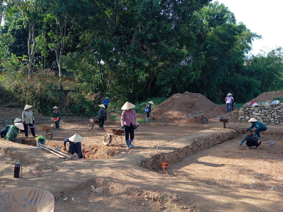 Kết quả khai quật cũng cho thấy người xưa đã xử lý rất công phu địa hình sườn núi. Riêng cấp nền 4 có những lớp đất, đá gia cố dày trên dưới 1m để tạo mặt bằng xây dựng. Ảnh: Đình Minh